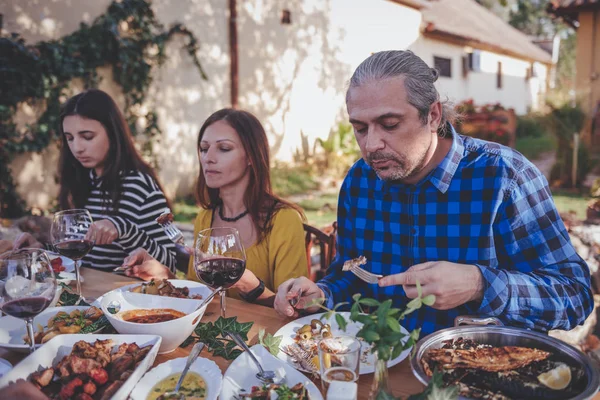 Familia comedor al aire libre — Foto de Stock