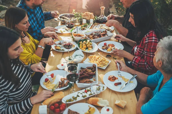 Familia comedor al aire libre — Foto de Stock