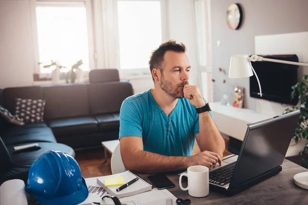 Mannen Blå Skjorta Arbetar Laptop Hemma Kontor — Stockfoto
