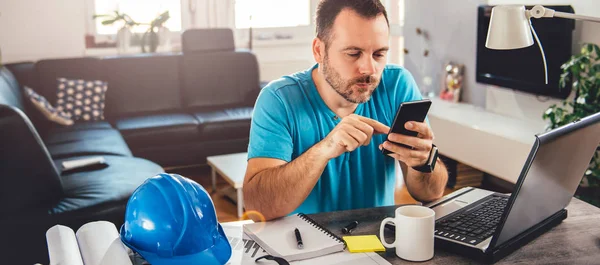 Hombre Con Camisa Azul Usando Teléfono Inteligente Oficina Casa — Foto de Stock