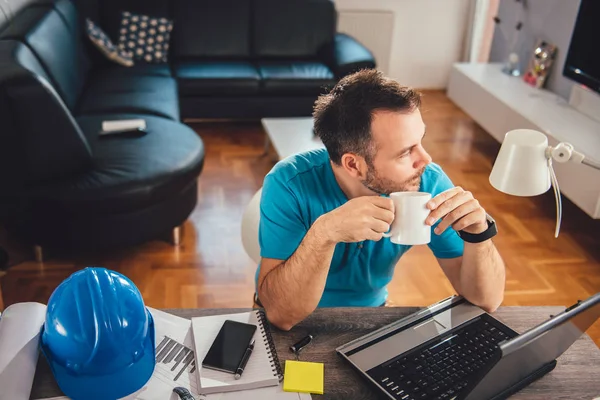 Мужчина Голубой Рубашке Пьет Кофе Размышляет Домашнем Офисе — стоковое фото