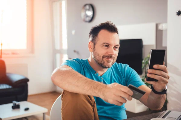 Hombre Pagando Con Tarjeta Crédito Teléfono Inteligente Oficina Casa — Foto de Stock