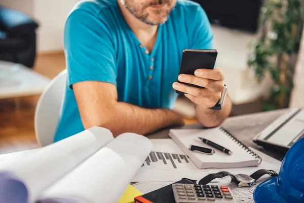 Muž Chytrý Telefon Kanceláři — Stock fotografie