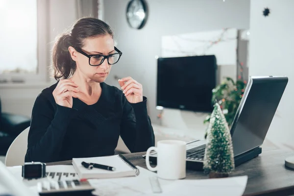 Mulher Trabalhando Laptop Home Office — Fotografia de Stock