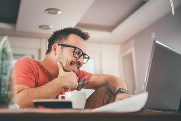 Man Red Shirt Smiling Using Laptop Office — Stock Photo, Image