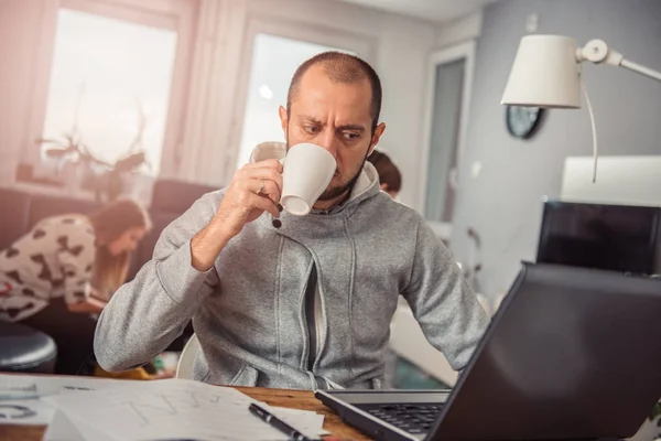 Hombre Bebiendo Café Trabajando Ordenador Portátil Casa — Foto de Stock