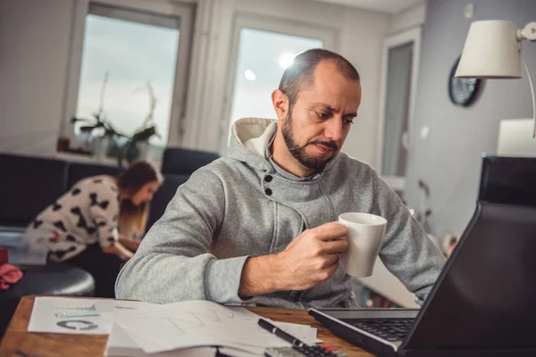 男人在家里喝咖啡 在笔记本电脑上工作 — 图库照片