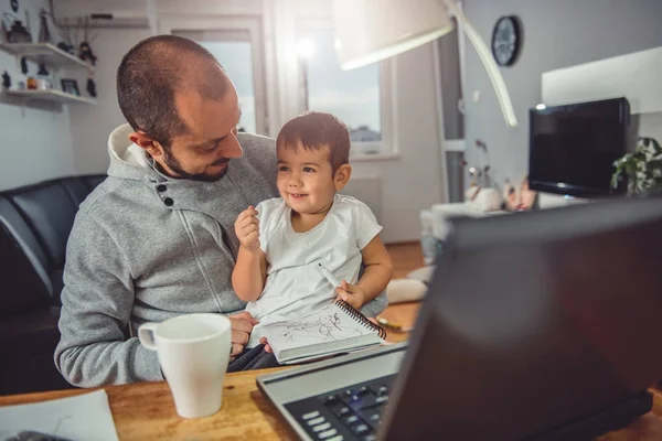 Padre Jugando Con Pequeño Hijo Oficina Del Hogar — Foto de Stock