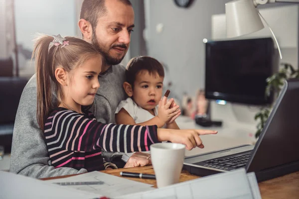 Pai Com Filha Filho Seu Colo Assistindo Laptop — Fotografia de Stock