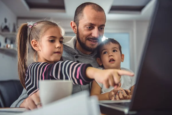 Ojciec Dwójką Dzieci Oglądać Bajki Laptopa Domu Biura — Zdjęcie stockowe