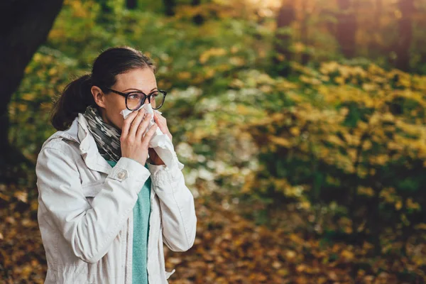 Woman Blowing Her Nose Park — Stock Photo, Image