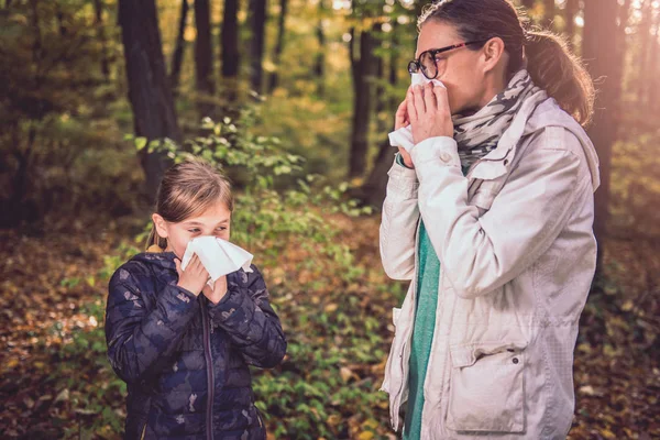 Mor Och Dotter Blåser Näsan Skogen — Stockfoto