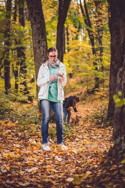 Mulher Abrindo Garrafa Água Floresta Outono Colorido — Fotografia de Stock