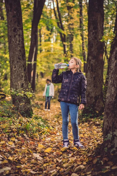 Dívka Pitné Vody Lese — Stock fotografie