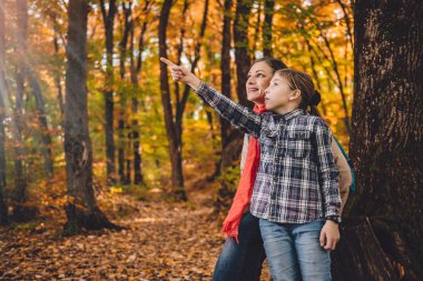 Anne ve kızı ağaca dinlenme ve ararken
