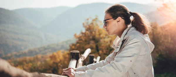 Femeia Bucură Vedere Vârful Muntelui Timpul Apusului Soare — Fotografie, imagine de stoc