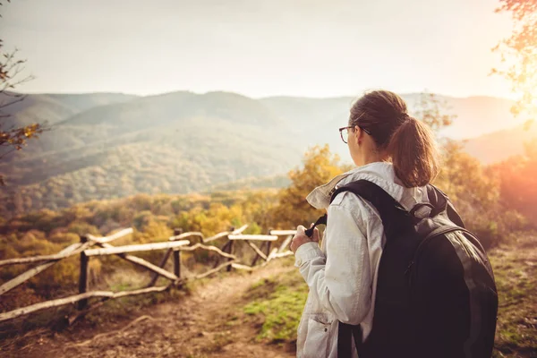 Femeia Bucură Vedere Vârful Muntelui Timpul Apusului Soare — Fotografie, imagine de stoc