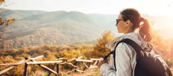 Femeia Bucură Vedere Vârful Muntelui Timpul Apusului Soare — Fotografie, imagine de stoc