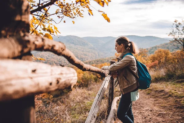 Hermosa Mujer Joven Forma Senderismo Por Una Montaña Disfrutar Vista —  Fotos de Stock