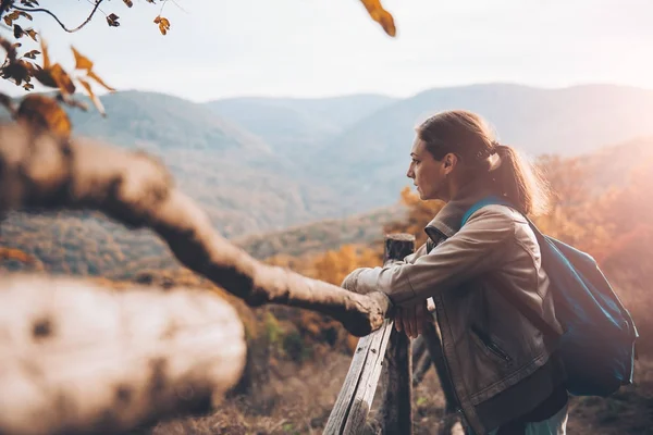 Frumos Potrivesc Tânără Femeie Drumeții Munte Bucură Priveliște — Fotografie, imagine de stoc