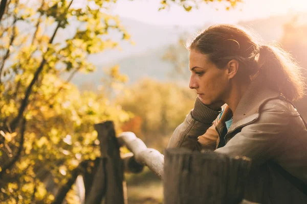 Hermosa Mujer Joven Forma Senderismo Por Una Montaña Disfrutar Vista — Foto de Stock