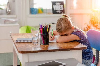 Ev iş bitirmek için kız mavi gömlekli konsantrasyon sorunlu