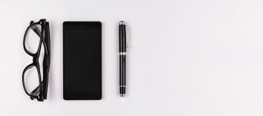 cep telefonu ve beyaz zemin üzerine kalem