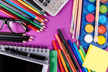 Mor zemin üzerine okul malzemeleri