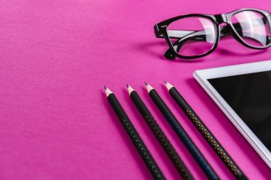 Mor arka plan üzerinde ofis, banka donatımı