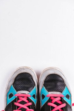 Beyaz arkaplanda eski spor ayakkabılar