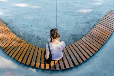 Parkta oturan ve telefonunuzun ve kadın