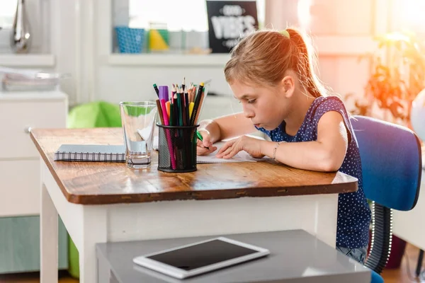 Niña Con Camisa Azul Haciendo Tarea Escritorio Madera Viejo Usando — Foto de Stock