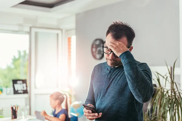 Père Inquiet Regardant Téléphone Intelligent Tenant Main Sur Front Arrière — Photo