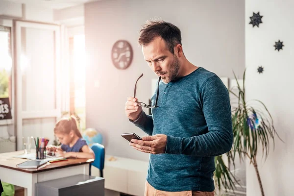 Pai Preocupado Olhando Para Telefone Inteligente Com Óculos Mão Fundo — Fotografia de Stock