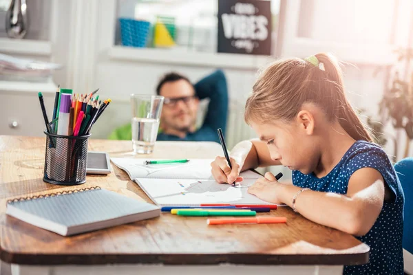 Escuela Chica Haciendo Tarea Segundo Plano Padre Sentado Bolsa Perezoso — Foto de Stock