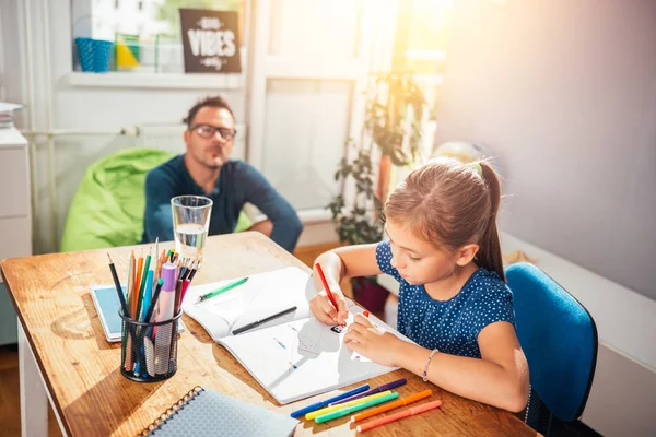 Escola Menina Fazendo Lição Casa Fundo Seu Pai Sentado Saco — Fotografia de Stock