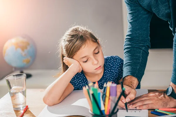 Padre Ayudando Hija Terminar Tarea Habitación — Foto de Stock