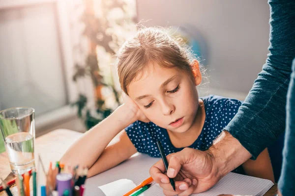 Padre Ayudando Hija Terminar Tarea Habitación — Foto de Stock