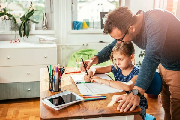 Sad Skolan Flicka Med Problem Med Läxor Far Står Över — Stockfoto