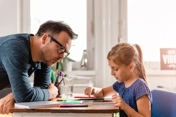 Chica Escuela Usando Tableta Para Terminar Tarea Con Padre — Foto de Stock