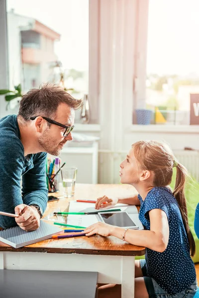 Hija Padre Discutiendo Sobre Tarea — Foto de Stock