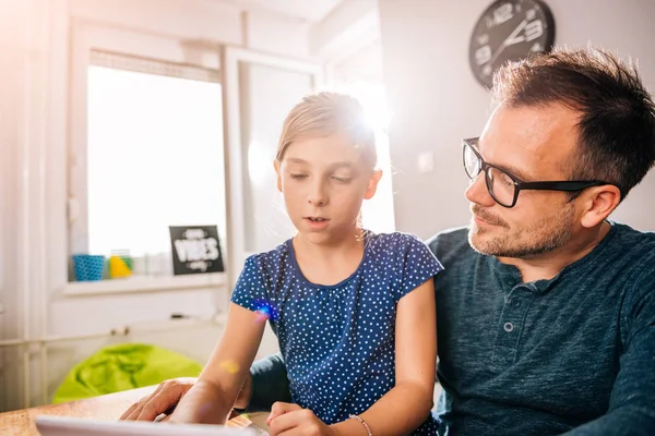 Padre Hija Usando Tableta Casa — Foto de Stock