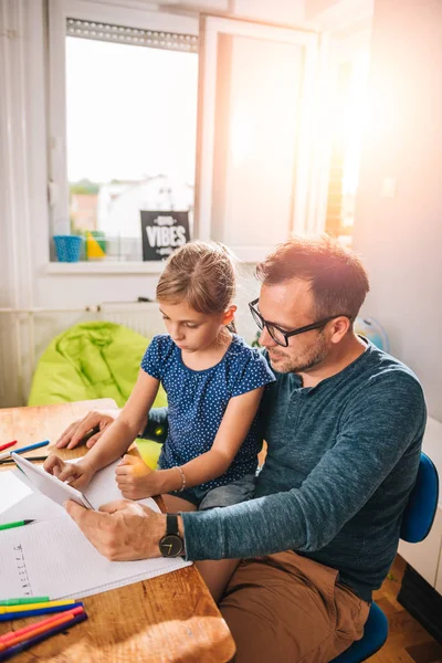 Padre Hija Usando Tableta Casa Para Terminar Tarea — Foto de Stock