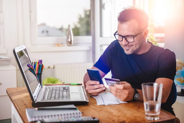 Uomo Che Paga Con Carta Credito Smart Phone Casa Ufficio — Foto Stock