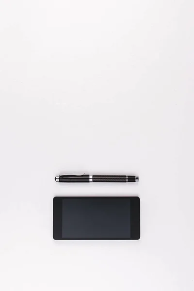 Téléphone Portable Stylo Sur Fond Blanc — Photo