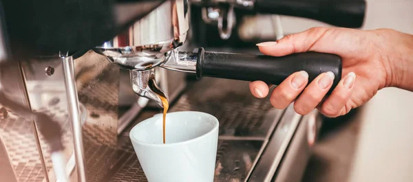Frau Kocht Kaffee Mit Espressomaschine — Stockfoto