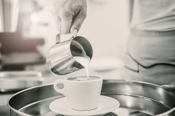 Черно Белый Образ Женщины Наливающей Сливки Молоко Чашку Кофе — стоковое фото