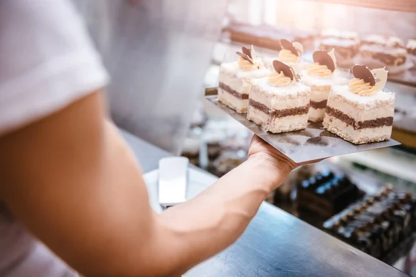 Garçonete Organizando Bolo Armário Exibição Loja Confeitaria — Fotografia de Stock