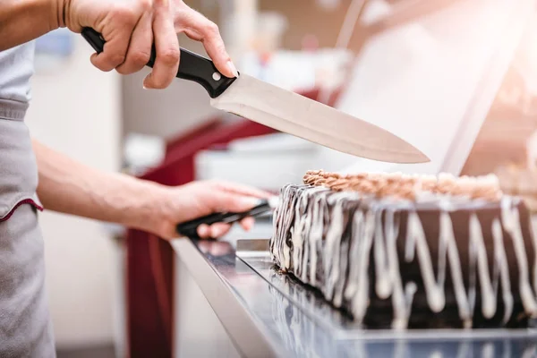 Chef Pastelaria Levando Fatia Bolo Chocolate Com Faca — Fotografia de Stock