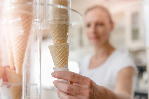 Mulher Tomando Ice Cream Waffle Cones Dispensador — Fotografia de Stock